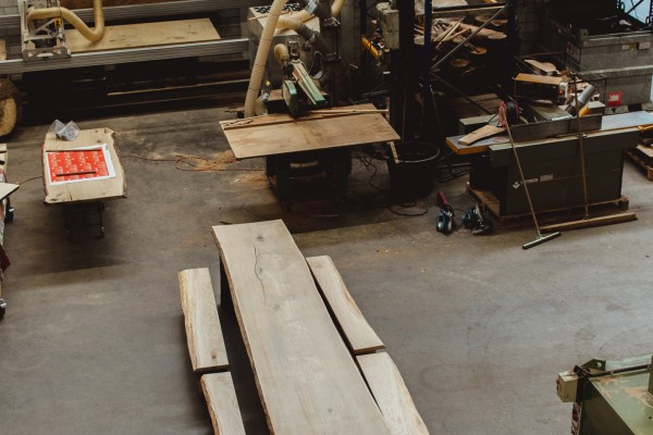Van statige eik naar natuurlijke werktafel voor Kinderopvang ZON!