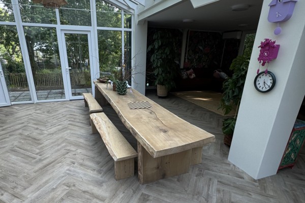 Van statige eik naar natuurlijke werktafel voor Kinderopvang ZON!