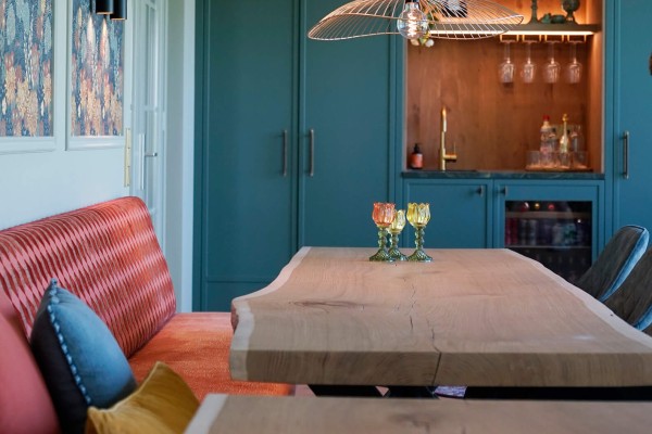 Eikenhouten tafels met plek voor de hele familie! 
