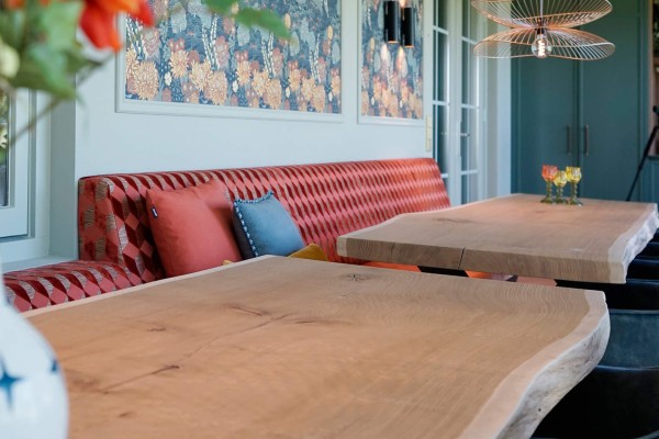 Eikenhouten tafels met plek voor de hele familie! 