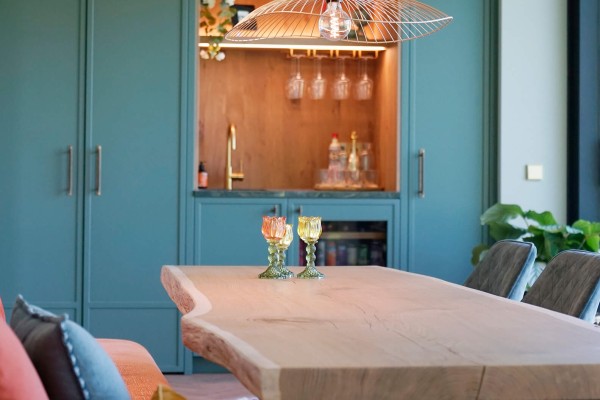 Eikenhouten tafels met plek voor de hele familie! 